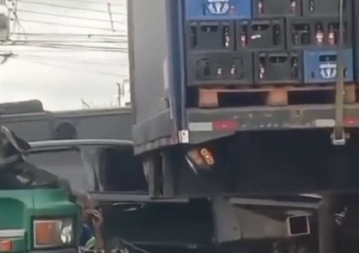 Imagem ilustrativa da matéria: Colisão entre duas carretas deixa dois feridos na BR-101 em Guarus