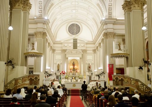 Imagem ilustrativa da matéria: Dom Roberto celebra 15 anos à frente da Diocese de Campos e recebe Diploma Cristo Redentor da Alerj